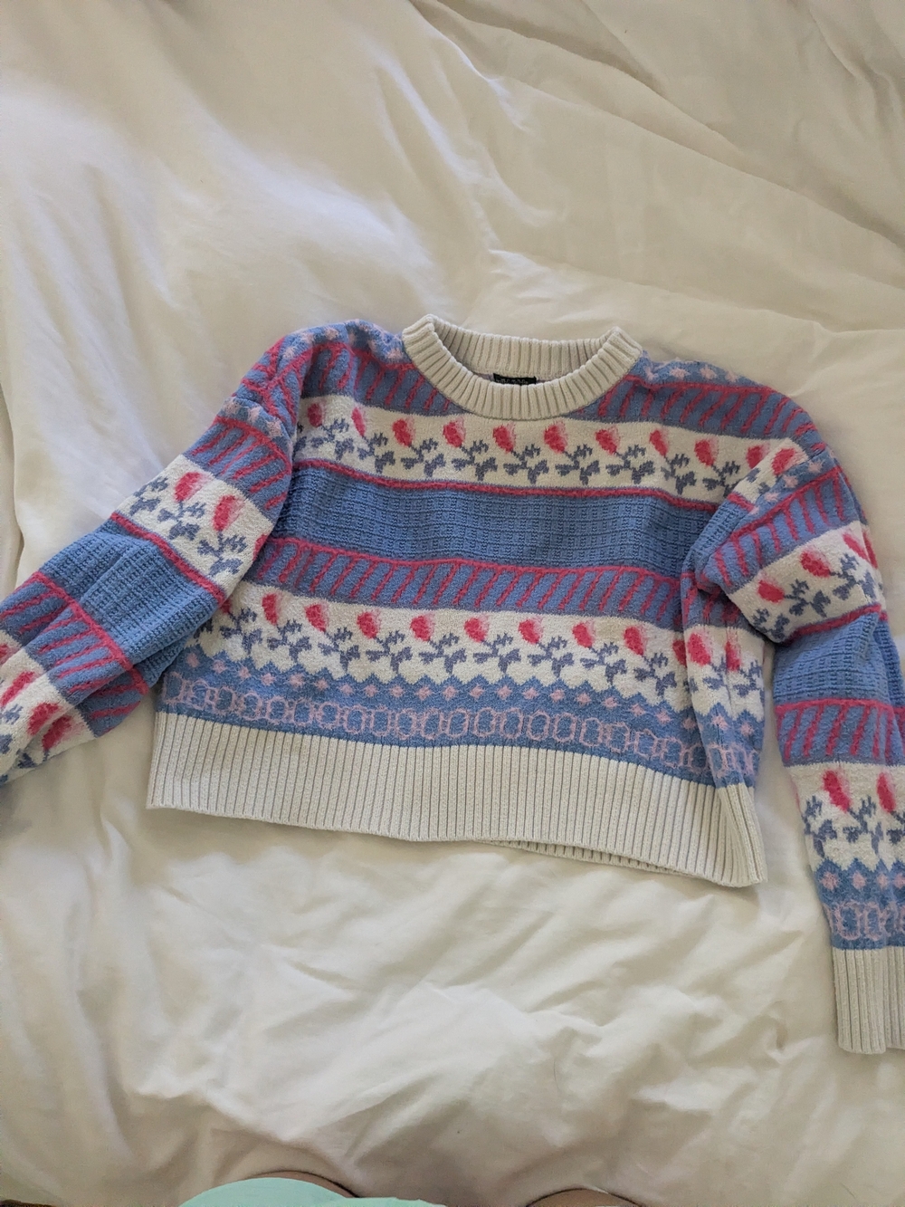 Cropped Floral Pattern Crewneck Sweater in Light Blue and Pink